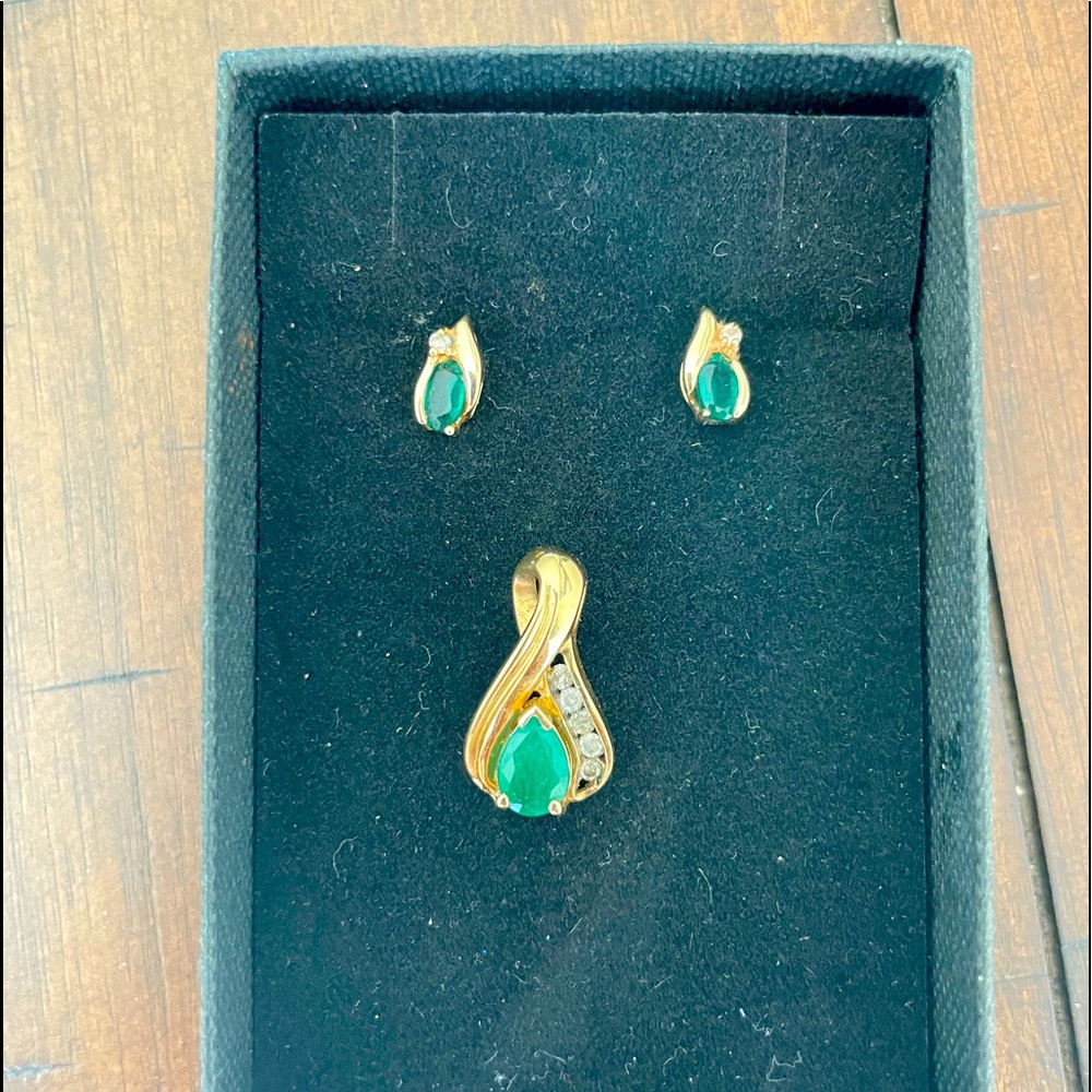 Emerald & Diamond Earrings & Pendant